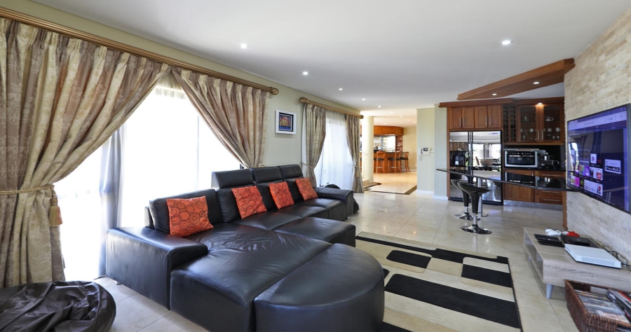 7 Bedroom Property for Sale in Plattekloof Western Cape